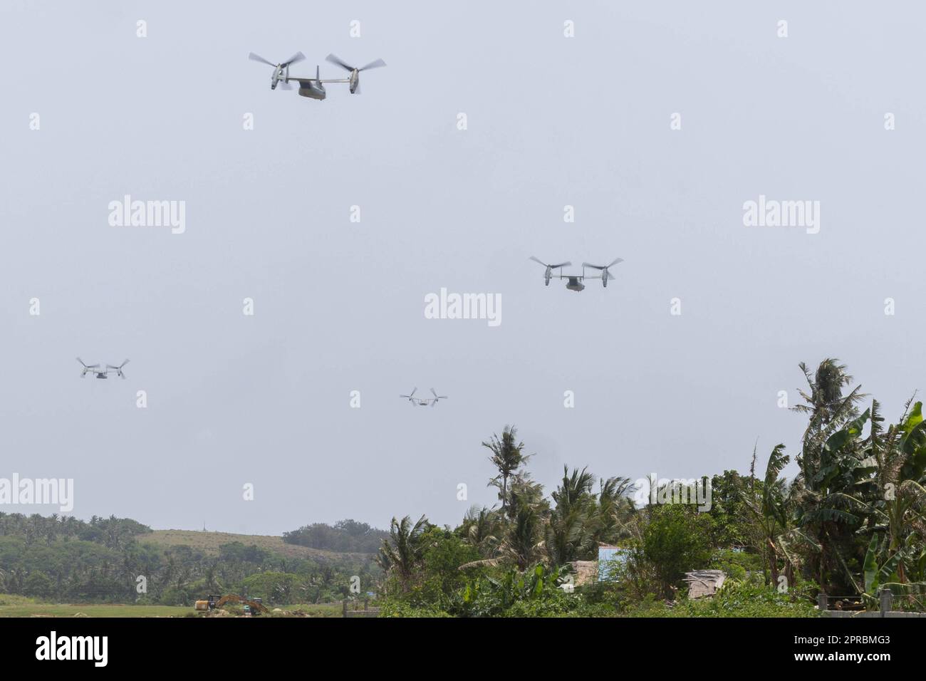 USA MV-22 Fischadler fliegen über Calayan Island während Balikatan 23 am 23. April 2023. Philippine Marines, neben den USA Marines und Soldaten führten einen Luftangriff von Schiff zu Land auf den Batanes-Inseln durch, um für amphibische Expeditionsoperationen in einer kleinen Umgebung zu trainieren. Balikatan 23 ist die 38. Wiederholung der jährlichen bilateralen Übung zwischen den Streitkräften der Philippinen und dem US-Militär. Die Übung umfasst eine dreiwöchige Schulung mit Schwerpunkt auf amphibischen Operationen, Führung und Kontrolle, humanitärer Hilfe, städtischen Operationen und Fähigkeiten zur Terrorismusbekämpfung im ganzen Norden Stockfoto