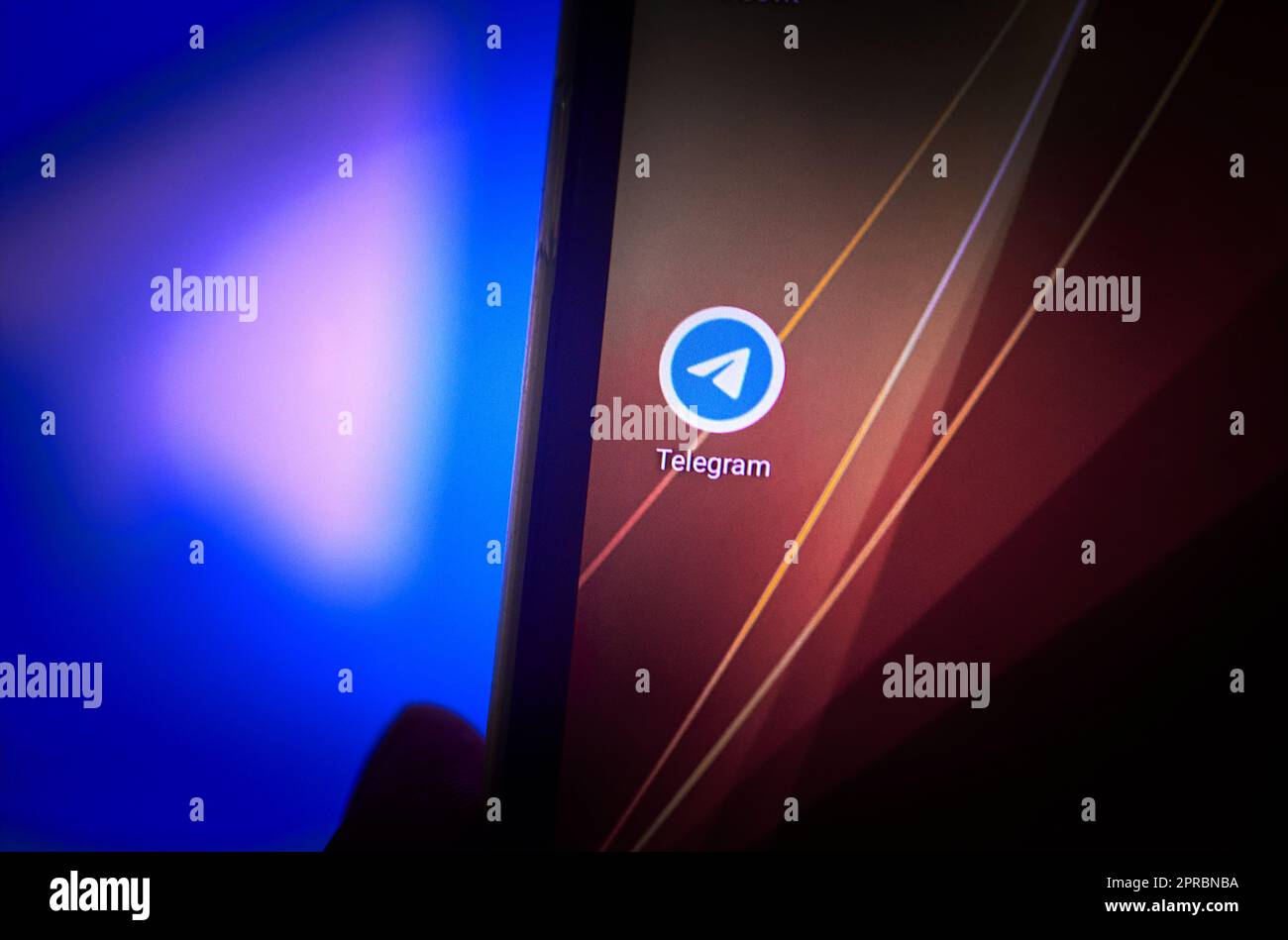 Hand hält ein Smartphone mit einem Telegramm des sozialen Netzwerkdienstes auf dem Bildschirm. Stockfoto
