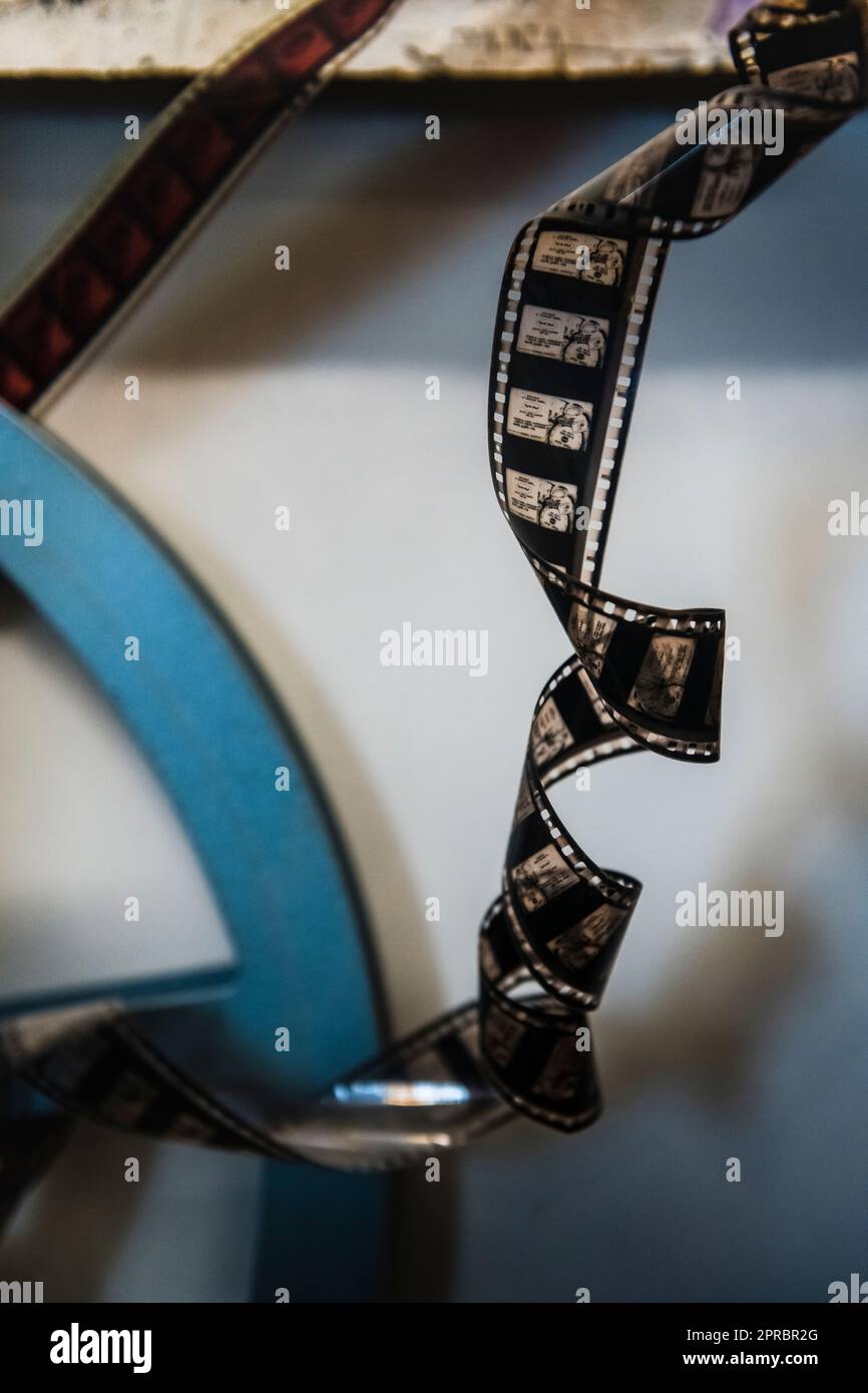35-mm-Folie hängt verdreht und gedreht Stockfoto