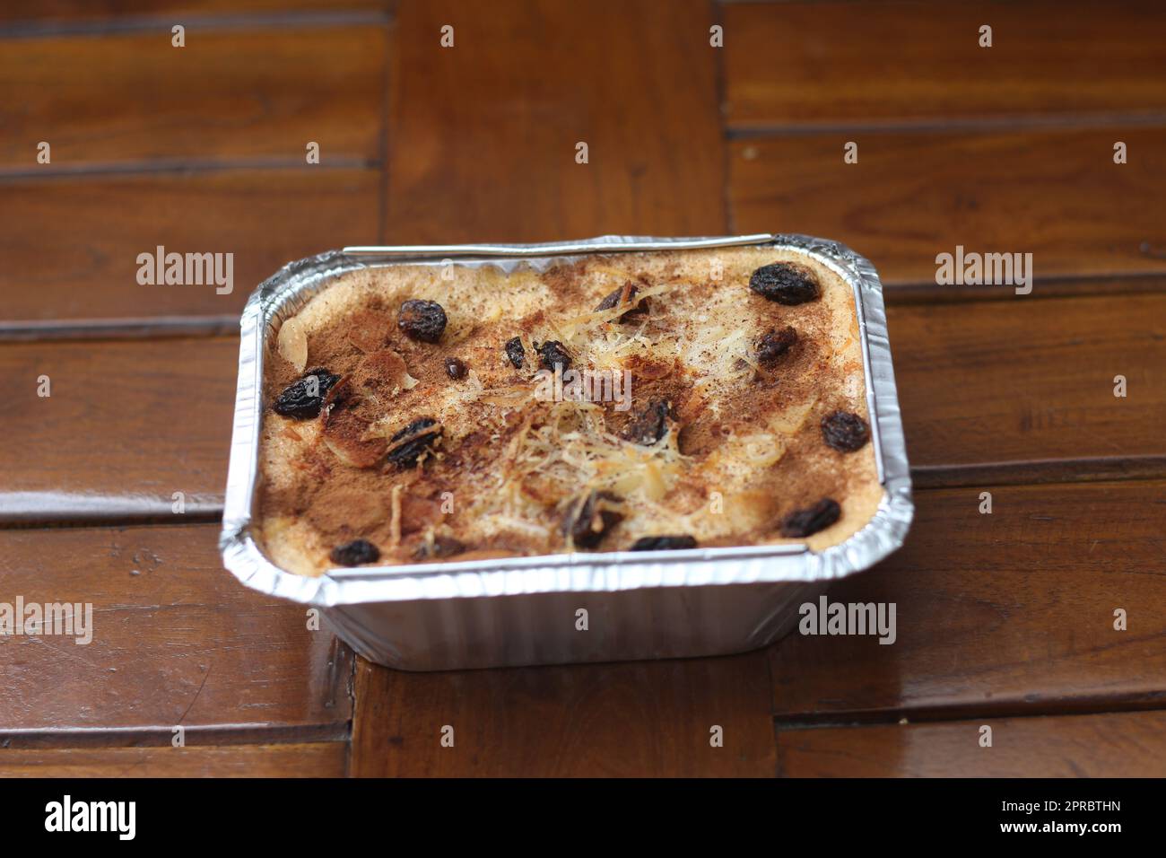 Eine Nahaufnahme von Klapertart, ein typisches Essen aus Manado, Indonesien. Aus jungen Kokosnussfleisch, Zucker, Mehl, Mandeln, Milch, Butter, Eier, Zinn Stockfoto