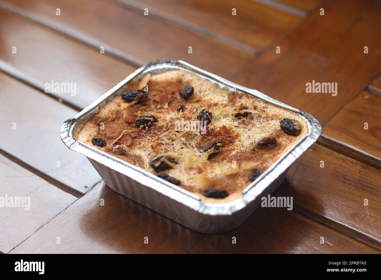 Eine Nahaufnahme von Klapertart, ein typisches Essen aus Manado, Indonesien. Aus jungen Kokosnussfleisch, Zucker, Mehl, Mandeln, Milch, Butter, Eier, Zinn Stockfoto