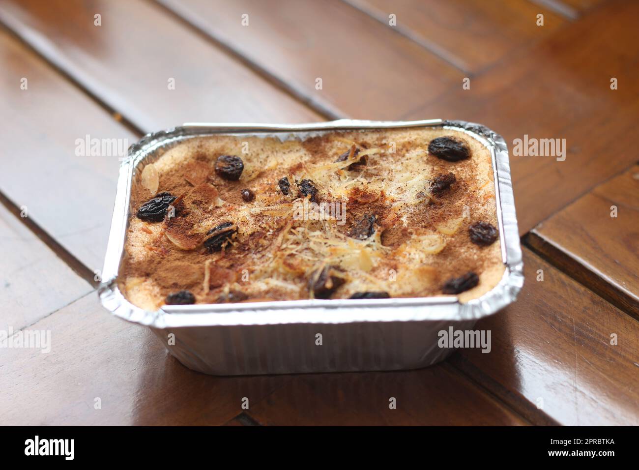 Eine Nahaufnahme von Klapertart, ein typisches Essen aus Manado, Indonesien. Aus jungen Kokosnussfleisch, Zucker, Mehl, Mandeln, Milch, Butter, Eier, Zinn Stockfoto
