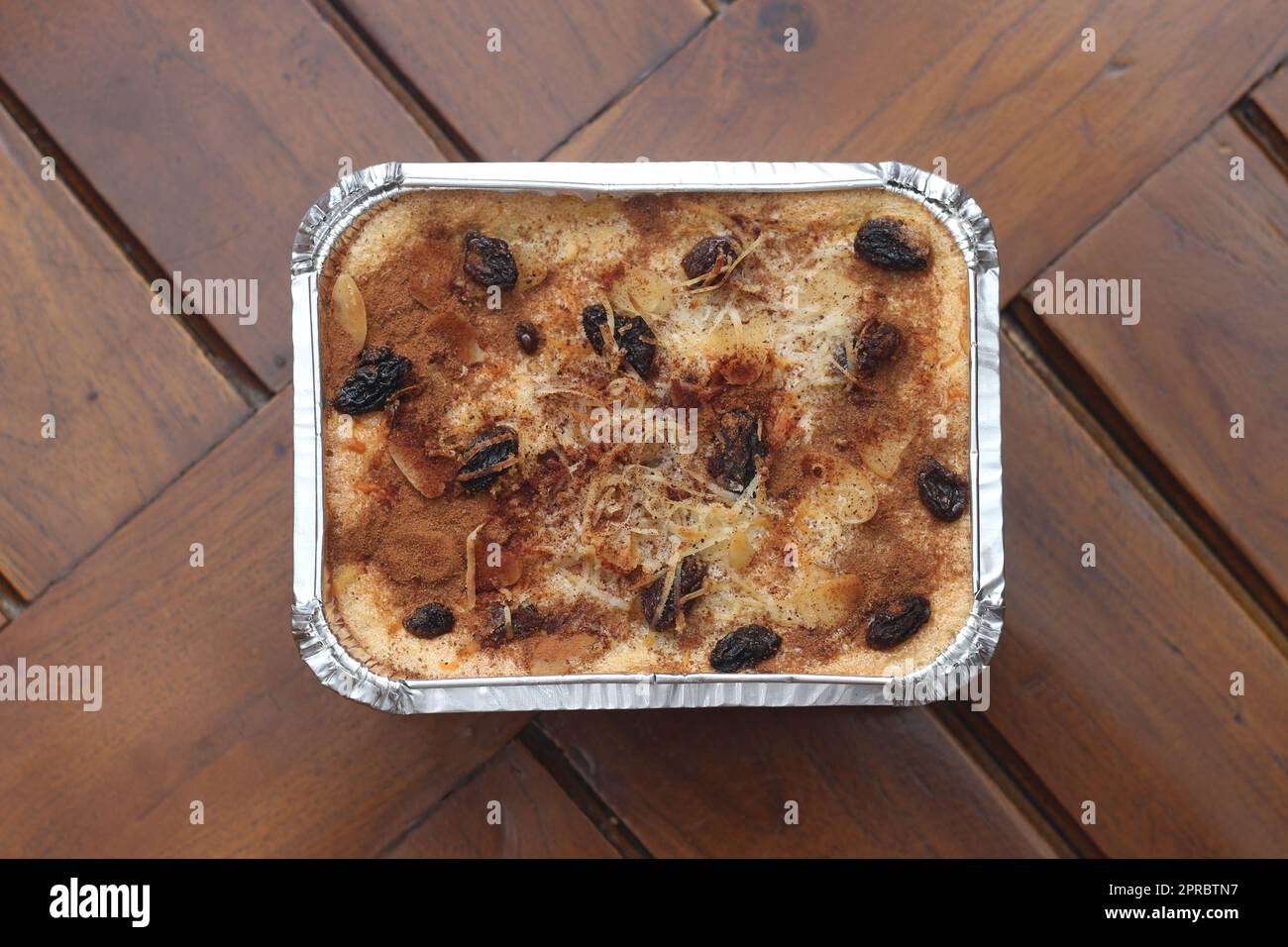 Eine Nahaufnahme von Klapertart, ein typisches Essen aus Manado, Indonesien. Aus jungen Kokosnussfleisch, Zucker, Mehl, Mandeln, Milch, Butter, Eier, Zinn Stockfoto