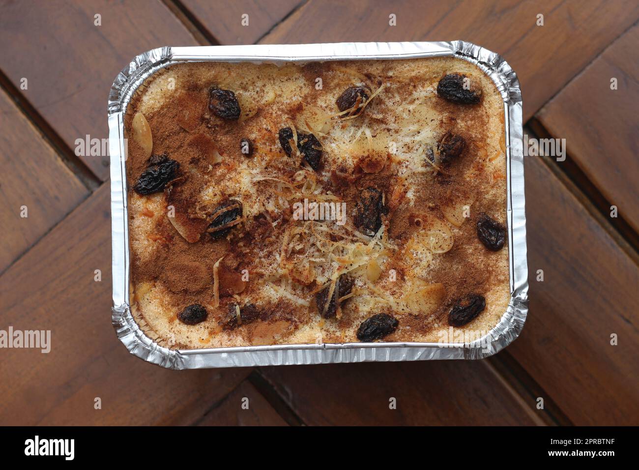 Eine Nahaufnahme von Klapertart, ein typisches Essen aus Manado, Indonesien. Aus jungen Kokosnussfleisch, Zucker, Mehl, Mandeln, Milch, Butter, Eier, Zinn Stockfoto