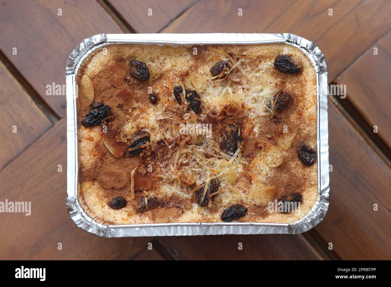 Eine Nahaufnahme von Klapertart, ein typisches Essen aus Manado, Indonesien. Aus jungen Kokosnussfleisch, Zucker, Mehl, Mandeln, Milch, Butter, Eier, Zinn Stockfoto