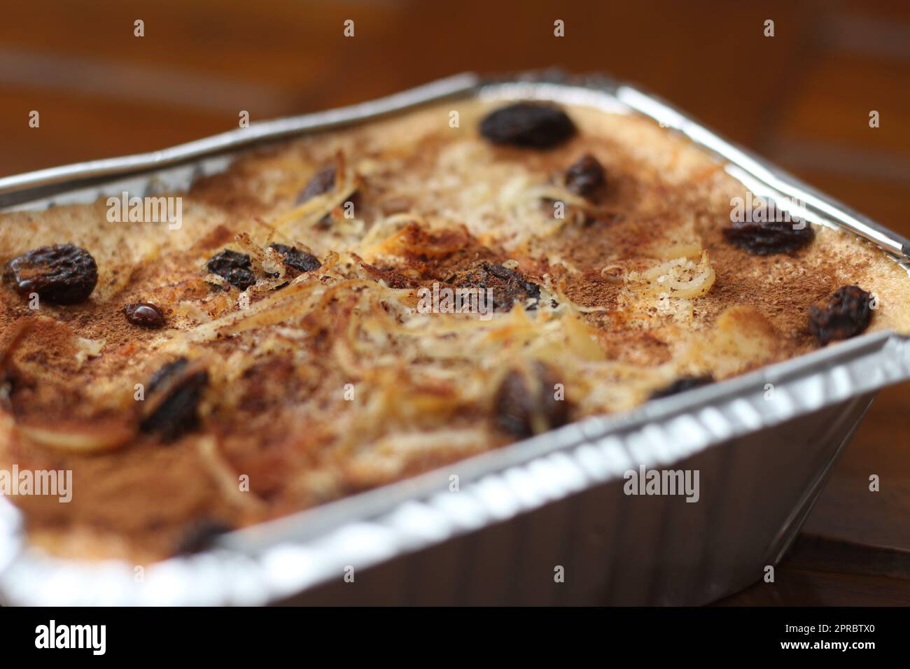 Eine Nahaufnahme von Klapertart, ein typisches Essen aus Manado, Indonesien. Aus jungen Kokosnussfleisch, Zucker, Mehl, Mandeln, Milch, Butter, Eier, Zinn Stockfoto