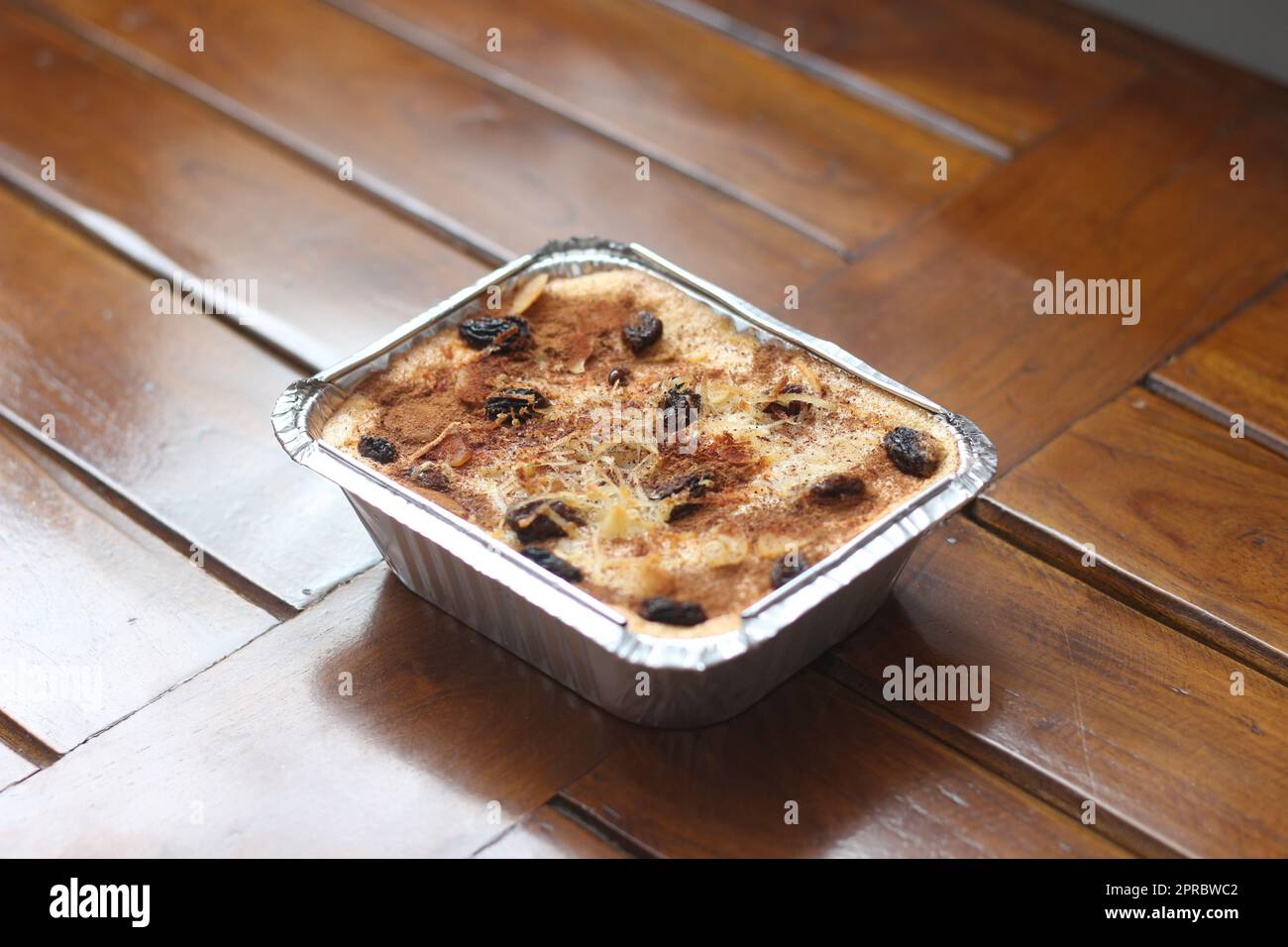 Eine Nahaufnahme von Klapertart, ein typisches Essen aus Manado, Indonesien. Aus jungen Kokosnussfleisch, Zucker, Mehl, Mandeln, Milch, Butter, Eier, Zinn Stockfoto