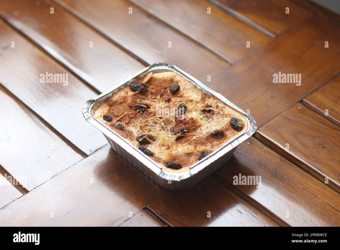 Eine Nahaufnahme von Klapertart, ein typisches Essen aus Manado, Indonesien. Aus jungen Kokosnussfleisch, Zucker, Mehl, Mandeln, Milch, Butter, Eier, Zinn Stockfoto
