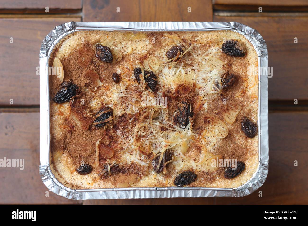 Eine Nahaufnahme von Klapertart, ein typisches Essen aus Manado, Indonesien. Aus jungen Kokosnussfleisch, Zucker, Mehl, Mandeln, Milch, Butter, Eier, Zinn Stockfoto