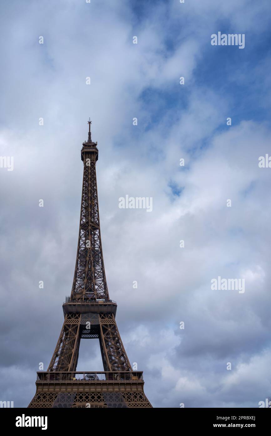 Eiffelturm vor dem wolkigen blauen Himmel mit Kopierraum Stockfoto