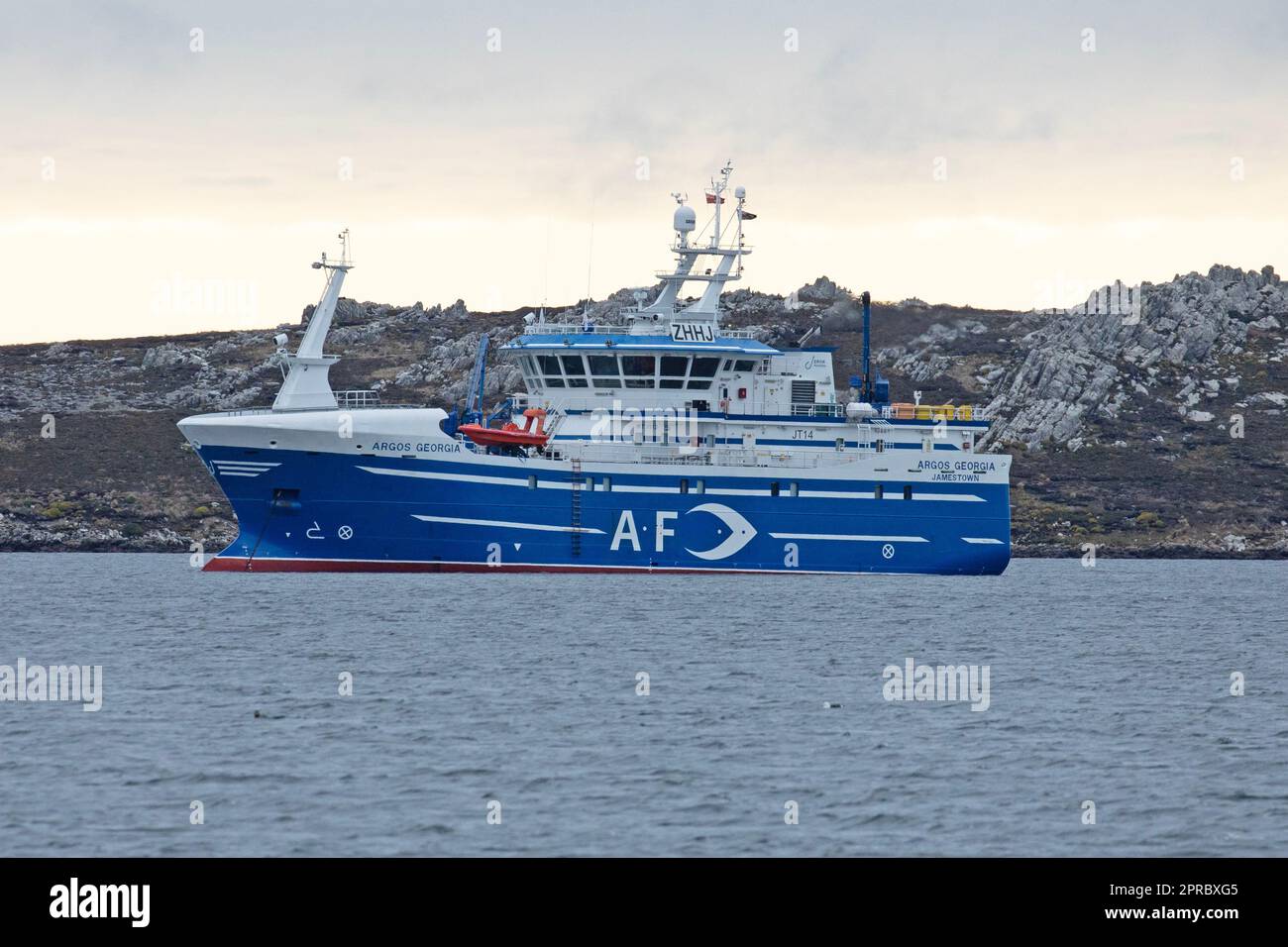 Die Argos Georgia, ein Fischerboot in St. Helena. Hier im Stanley Sound auf den Falklandinseln. Stockfoto