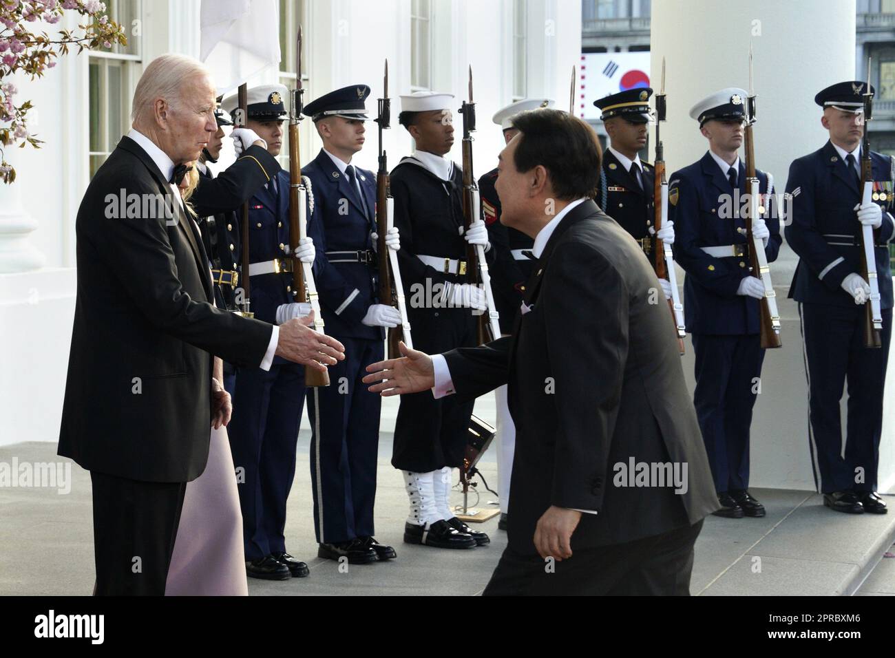 Washington, Usa. 26. April 2023. Präsident Joe Biden und First Lady Jill Biden begrüßen den südkoreanischen Präsidenten Yoon Suk Yeol und seine Frau Kim Keon Hee zu einem Staatsessen im Weißen Haus in Washington DC am Mittwoch, den 26. April 2023. Foto: Yuri Gripas/UPI Kredit: UPI/Alamy Live News Stockfoto Washington, Usa. 26. April 2023. Präsident Joe Biden und First Lady Jill Biden begrüßen den südkoreanischen Präsidenten Yoon Suk Yeol und seine Frau Kim Keon Hee zu einem Staatsessen im Weißen Haus in Washington DC am Mittwoch, den 26. April 2023. Foto: Yuri Gripas/UPI Kredit: UPI/Alamy Live News Stockfoto