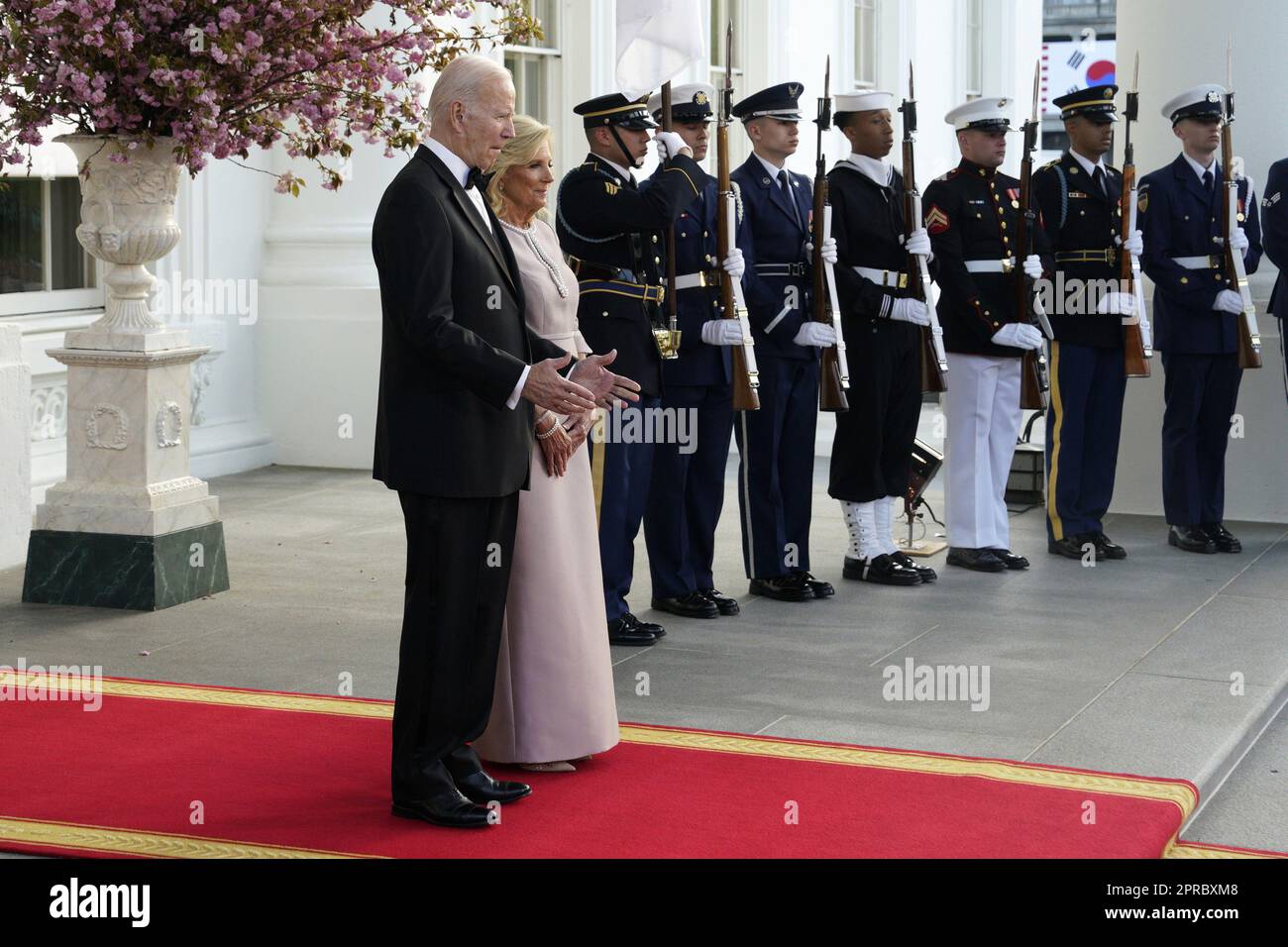 Washington, Usa. 26. April 2023. Präsident Joe Biden und First Lady Jill Biden begrüßen den südkoreanischen Präsidenten Yoon Suk Yeol und seine Frau Kim Keon Hee zu einem Staatsessen im Weißen Haus in Washington DC am Mittwoch, den 26. April 2023. Foto: Yuri Gripas/UPI Kredit: UPI/Alamy Live News Stockfoto Washington, Usa. 26. April 2023. Präsident Joe Biden und First Lady Jill Biden begrüßen den südkoreanischen Präsidenten Yoon Suk Yeol und seine Frau Kim Keon Hee zu einem Staatsessen im Weißen Haus in Washington DC am Mittwoch, den 26. April 2023. Foto: Yuri Gripas/UPI Kredit: UPI/Alamy Live News Stockfoto