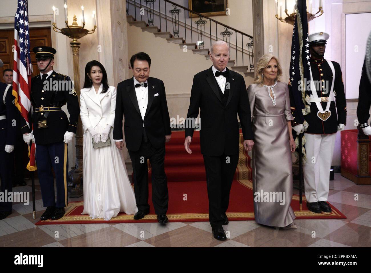 Washington, Usa. 26. April 2023. Präsident Joe Biden und First Lady Jill Biden begrüßen den südkoreanischen Präsidenten Yoon Suk Yeol und seine Frau Kim Keon Hee zu einem Staatsessen im Weißen Haus in Washington DC am Mittwoch, den 26. April 2023. Foto: Yuri Gripas/UPI Kredit: UPI/Alamy Live News Stockfoto Washington, Usa. 26. April 2023. Präsident Joe Biden und First Lady Jill Biden begrüßen den südkoreanischen Präsidenten Yoon Suk Yeol und seine Frau Kim Keon Hee zu einem Staatsessen im Weißen Haus in Washington DC am Mittwoch, den 26. April 2023. Foto: Yuri Gripas/UPI Kredit: UPI/Alamy Live News Stockfoto
