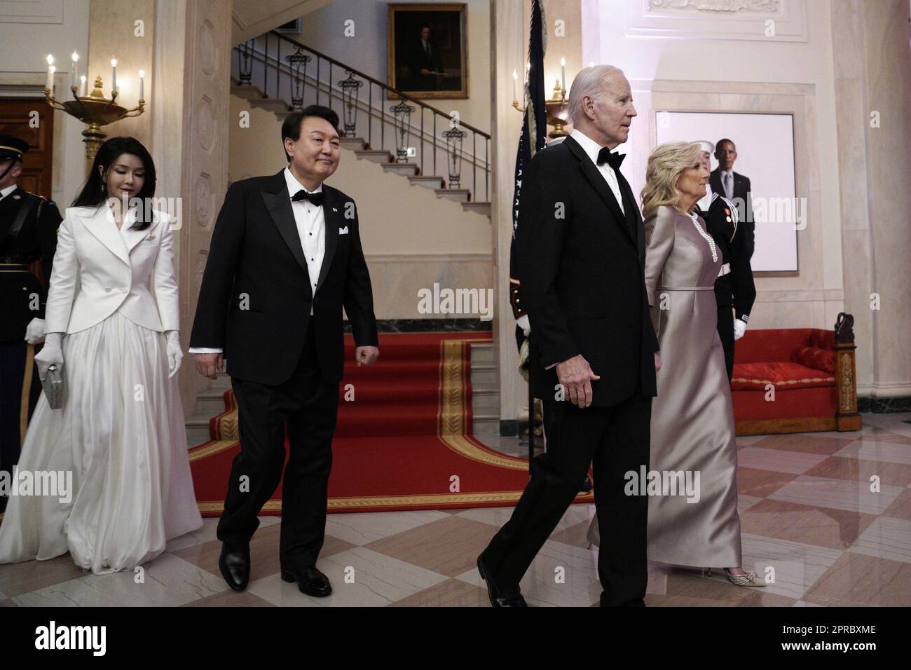 Washington, Usa. 26. April 2023. Präsident Joe Biden und First Lady Jill Biden begrüßen den südkoreanischen Präsidenten Yoon Suk Yeol und seine Frau Kim Keon Hee zu einem Staatsessen im Weißen Haus in Washington DC am Mittwoch, den 26. April 2023. Foto: Yuri Gripas/UPI Kredit: UPI/Alamy Live News Stockfoto Washington, Usa. 26. April 2023. Präsident Joe Biden und First Lady Jill Biden begrüßen den südkoreanischen Präsidenten Yoon Suk Yeol und seine Frau Kim Keon Hee zu einem Staatsessen im Weißen Haus in Washington DC am Mittwoch, den 26. April 2023. Foto: Yuri Gripas/UPI Kredit: UPI/Alamy Live News Stockfoto