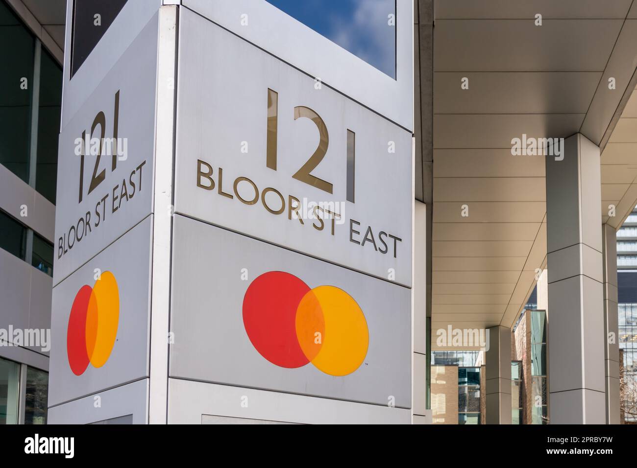 Toronto, ON, Kanada - 26. April 2023: Mastercard Canada Firmenzentrale in der Bloor Street in Toronto, Ontario, Kanada. Stockfoto