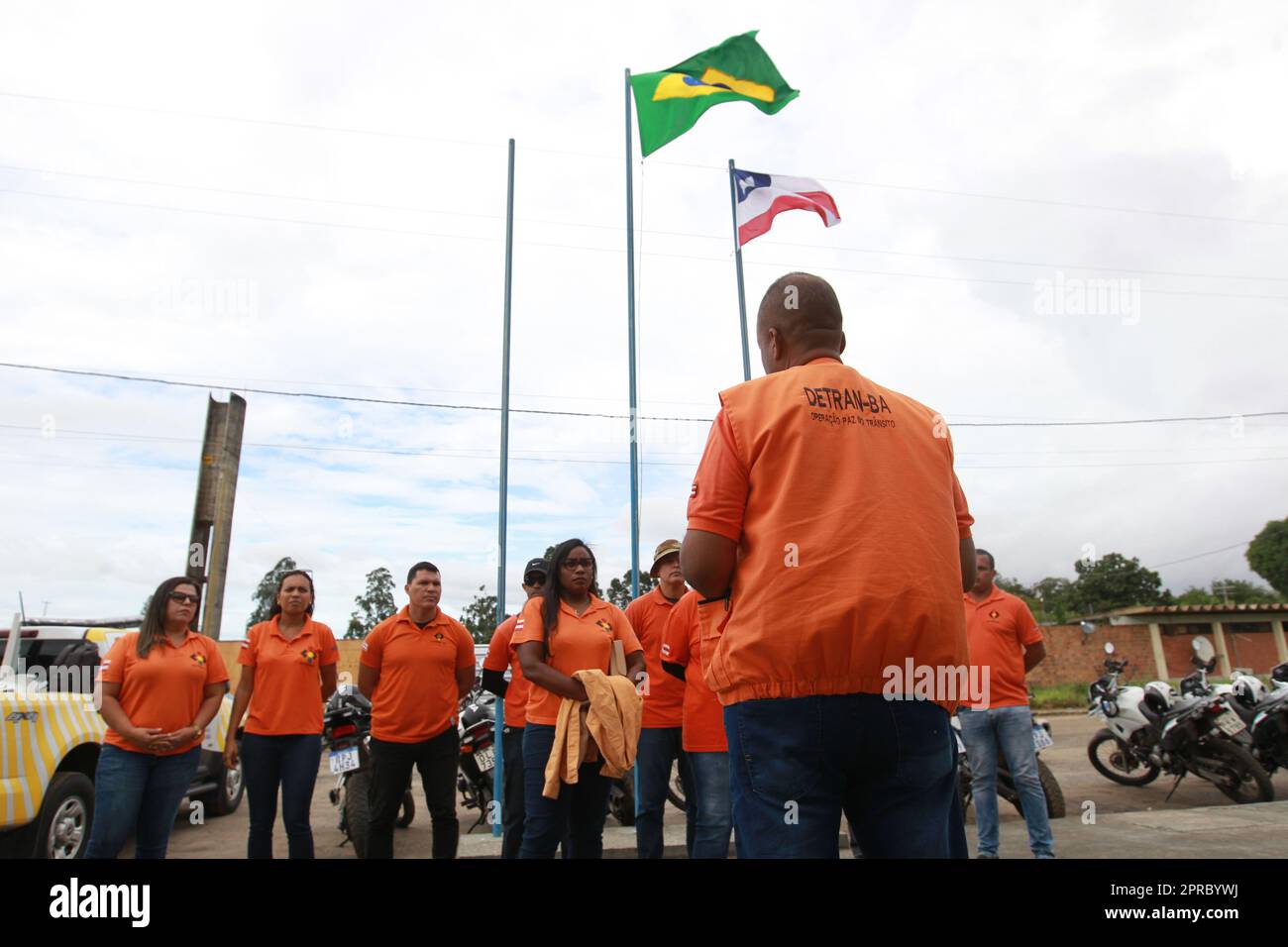 feira de santana, bahia, brasilien - 23. april 2023: DMV-Agenten in Bahia führen eine Operation zur Identifizierung von Fahrzeugen ohne Dokumentation durch. Stockfoto