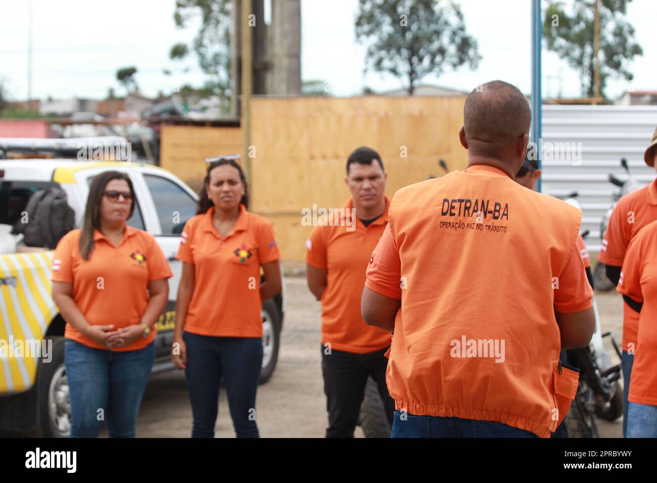 feira de santana, bahia, brasilien - 23. april 2023: DMV-Agenten in Bahia führen eine Operation zur Identifizierung von Fahrzeugen ohne Dokumentation durch. Stockfoto