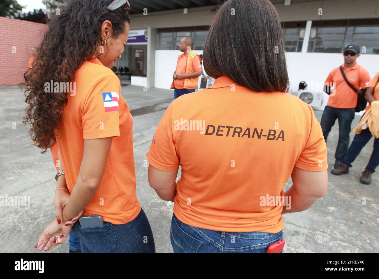 feira de santana, bahia, brasilien - 23. april 2023: DMV-Agenten in Bahia führen eine Operation zur Identifizierung von Fahrzeugen ohne Dokumentation durch. Stockfoto