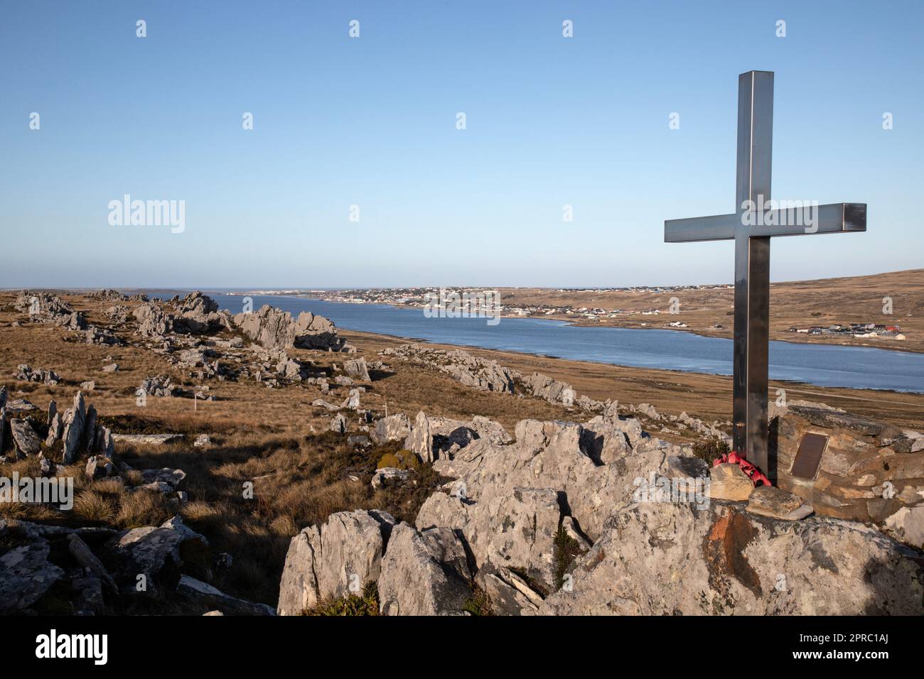 Blick vom Falklands war Memorial auf dem Gipfel des Wireless Ridge mit Blick auf Stanley in den Falkland Islands. Stockfoto