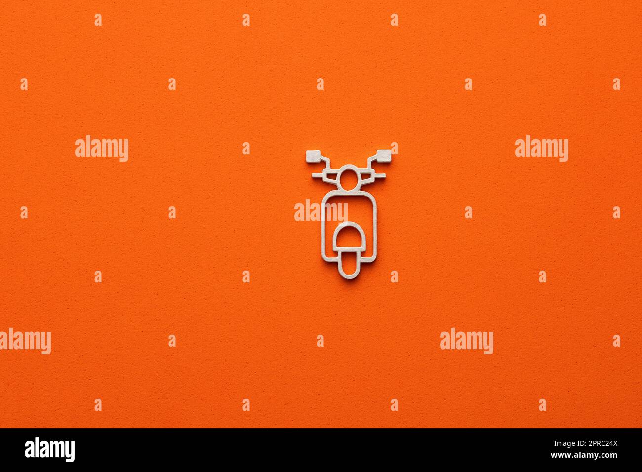 Weißes Motorradsymbol auf orangefarbenem Hintergrund – Transportkonzept, Grafikressource für Design Stockfoto