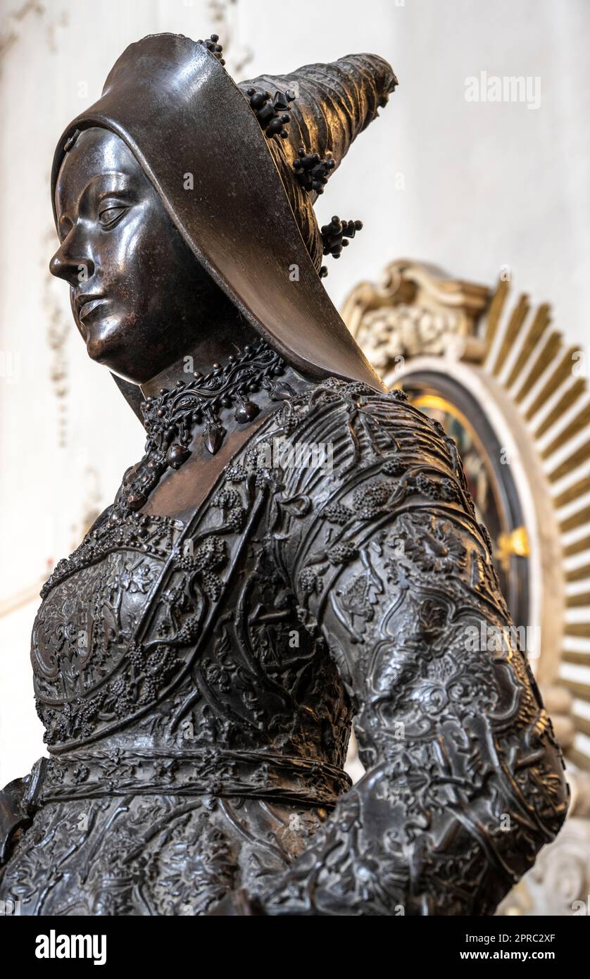 Maria von Burgund Bronzestatue im Hofkirche-Museum in Innsbruck für Kaiser Maximilian I. Stockfoto