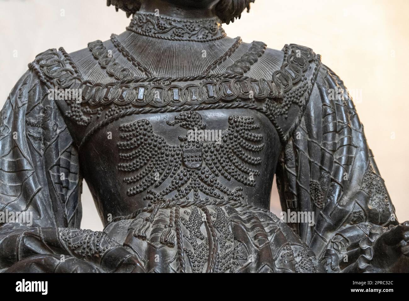 Bronzestatue von Elisabeth von Ungarn Brokat-Korpus im Hofkirche-Museum in Innsbruck für Kaiser Maximilian I. Stockfoto