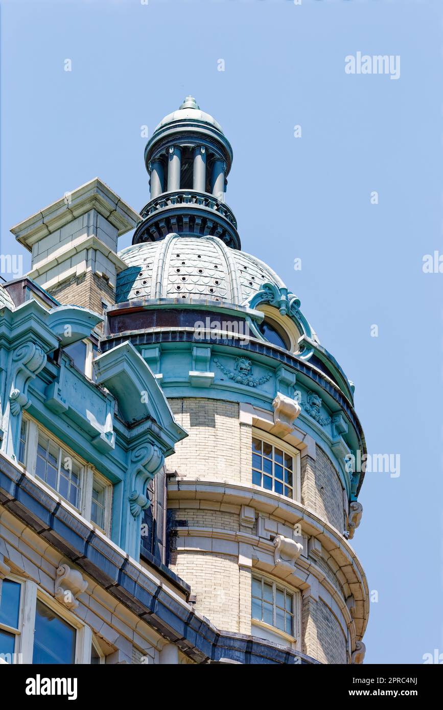 Central Park View: Ein grüner Kuppelturm ergänzt das grüne Mansard-Dach des St. Urban, 285 Central Park West. Stockfoto