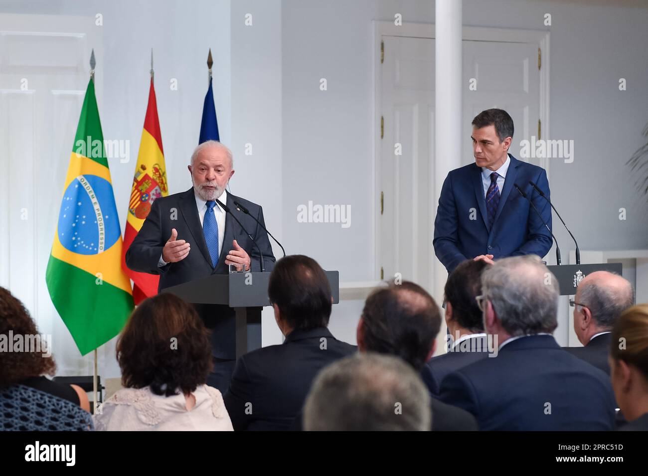 Madrid, Spanien. 26. April 2023. Der brasilianische Präsident Lula da Silva (L) spricht auf einer Pressekonferenz nach einem Treffen mit dem spanischen Premierminister Pedro Sanchez im La Moncloa Palace in Madrid, Spanien, am 26. April 2023. Kredit: Gustavo Valiente/Xinhua/Alamy Live News Stockfoto