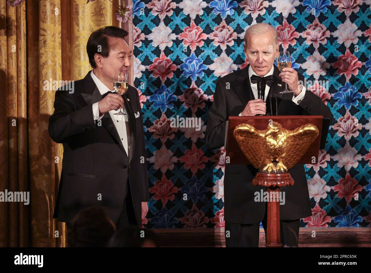 Washington, Usa. 26. April 2023. Präsident Yoon Suk-Yeol der Republik Korea und der USA Präsident Joe Biden spricht anlässlich des State Dinner im East Room des Weißen Hauses in Washington, DC, am Mittwoch, den 26. April 2023 an. Foto: Oliver Contreras/UPI Credit: UPI/Alamy Live News Stockfoto