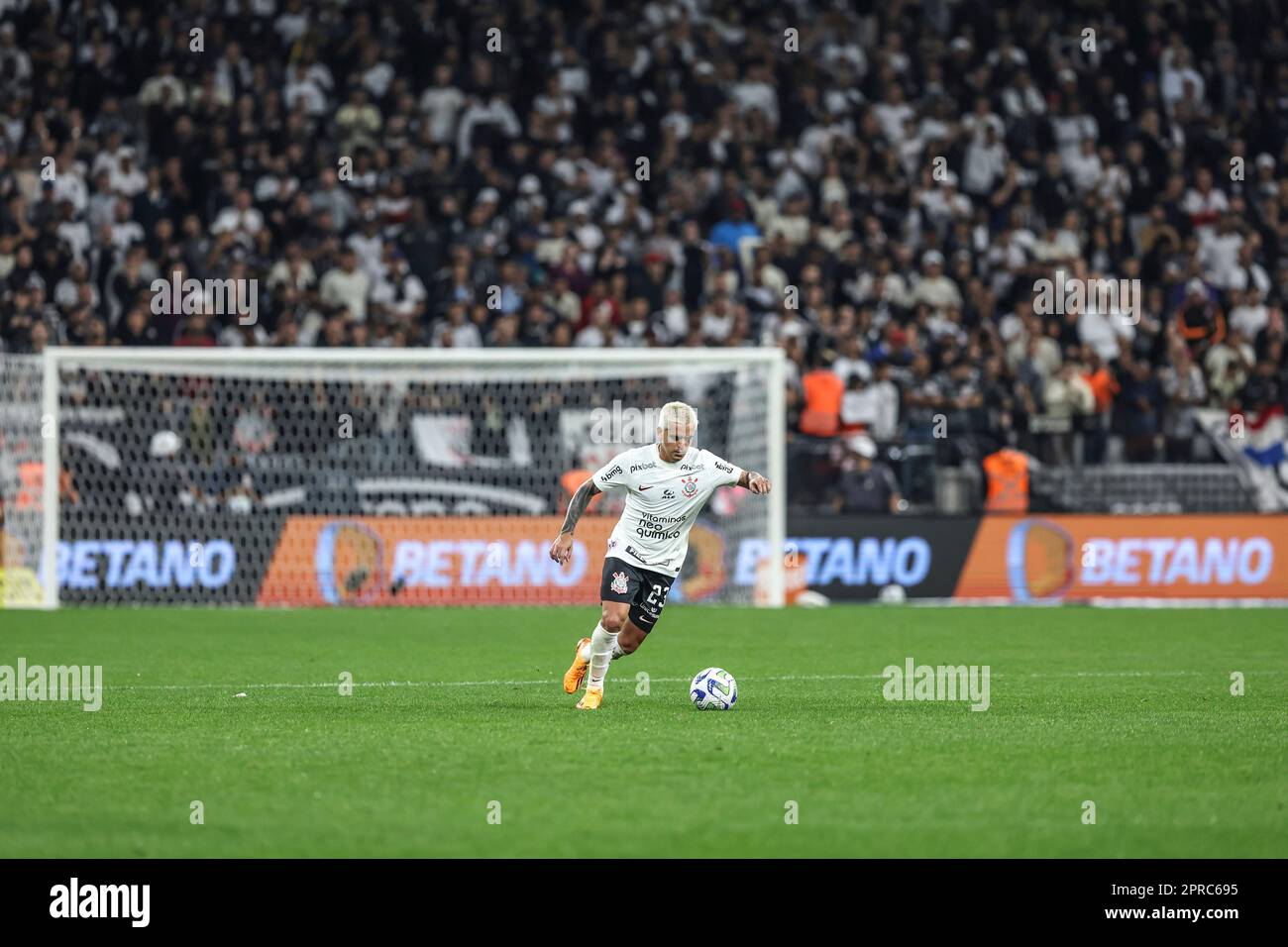 SP - SAO PAULO - 26/04/2023 - COPA DO BRASIL 2023, CORINTHIANS X REMO - Corinthians player Fagner during a match against Remo at the Arena Corinthians stadium for the 2023 Copa do Brasil championship. Photo: Marcello Zambrana/AGIF (via AP) Stockfoto