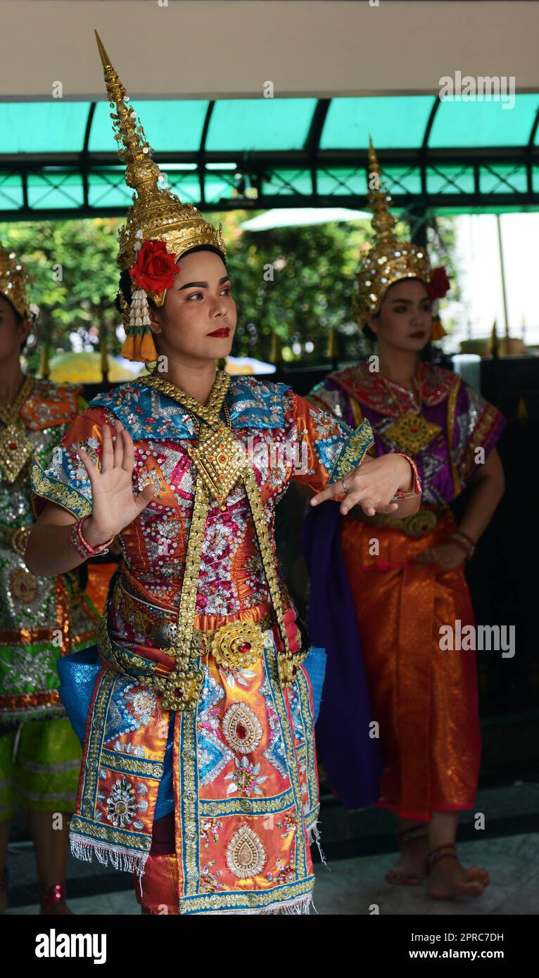 Thailändische Tänzer treten am Erawan-Schrein im Zentrum von Bangkok, Thailand, vor. Stockfoto