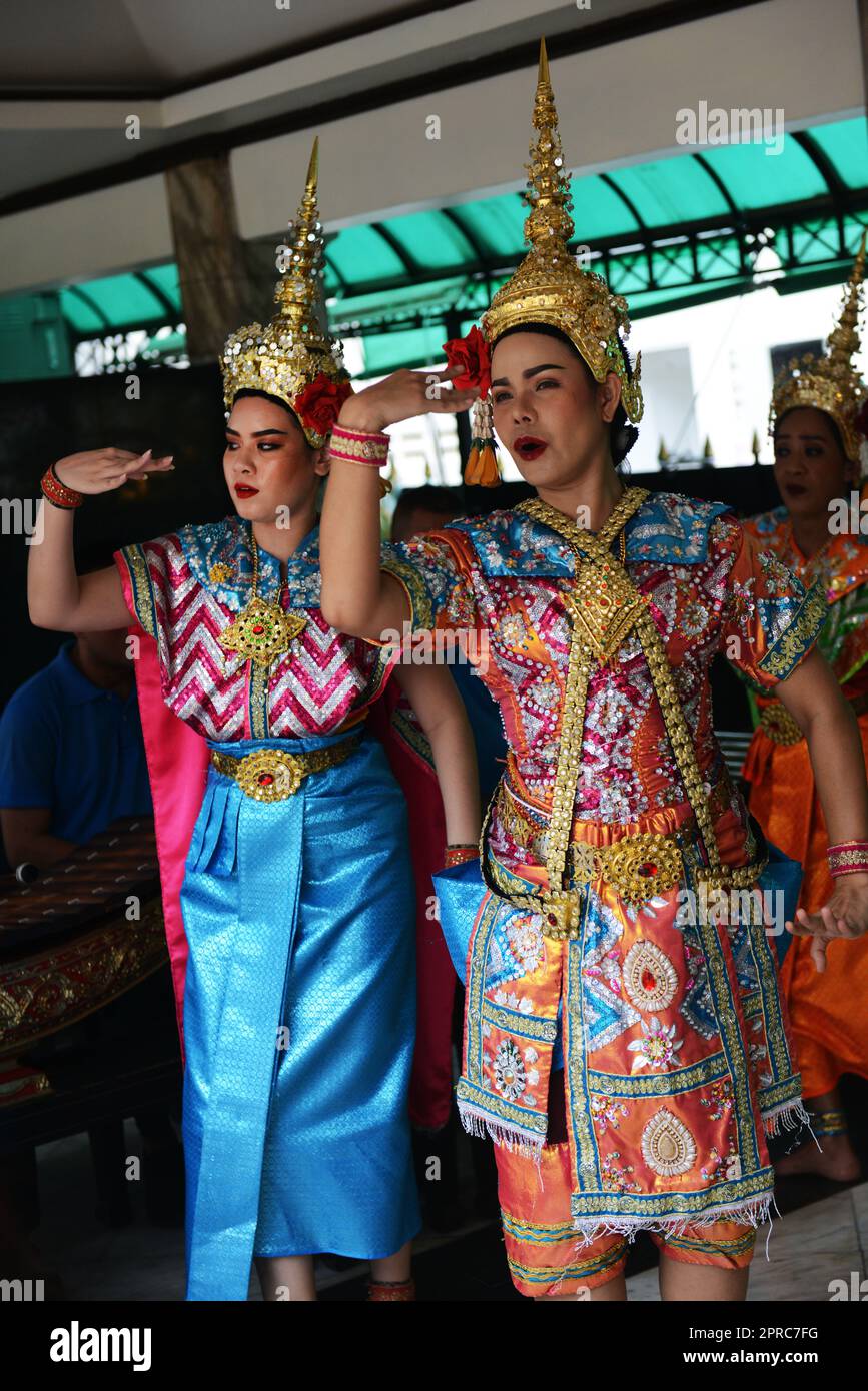 Thailändische Tänzer treten am Erawan-Schrein im Zentrum von Bangkok, Thailand, vor. Stockfoto