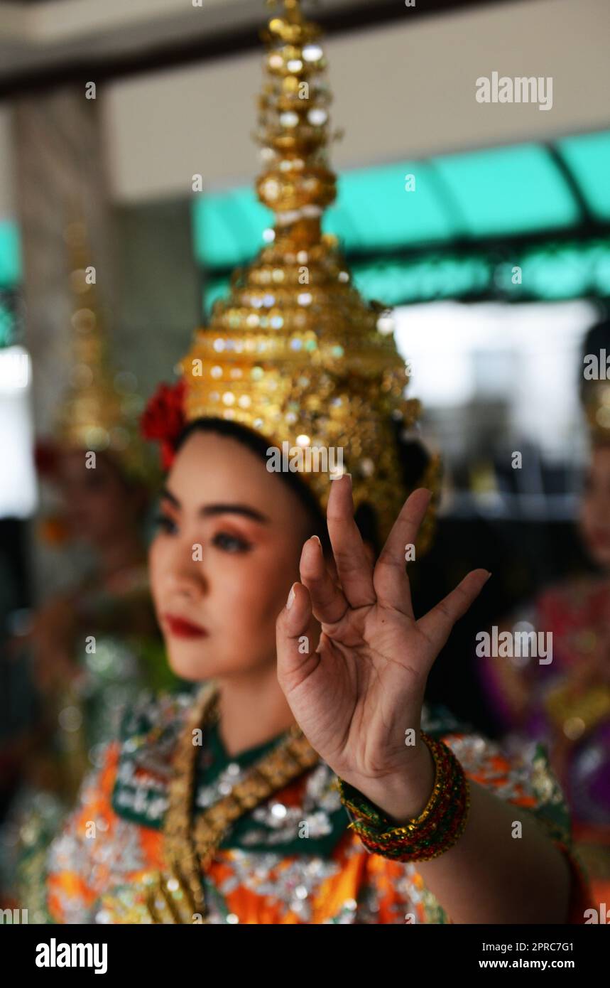 Thailändische Tänzer treten am Erawan-Schrein im Zentrum von Bangkok, Thailand, vor. Stockfoto