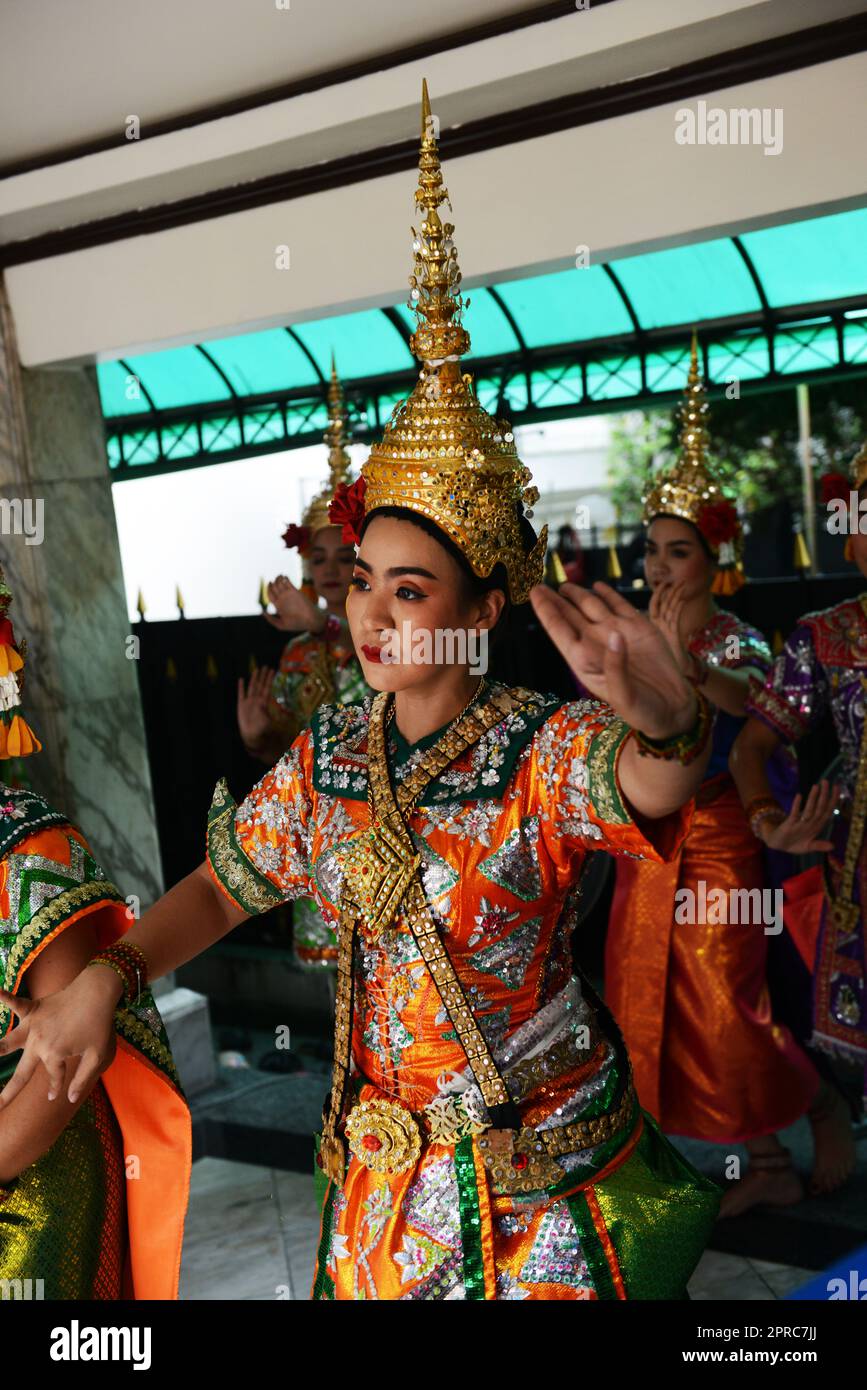 Thailändische Tänzer treten am Erawan-Schrein im Zentrum von Bangkok, Thailand, vor. Stockfoto