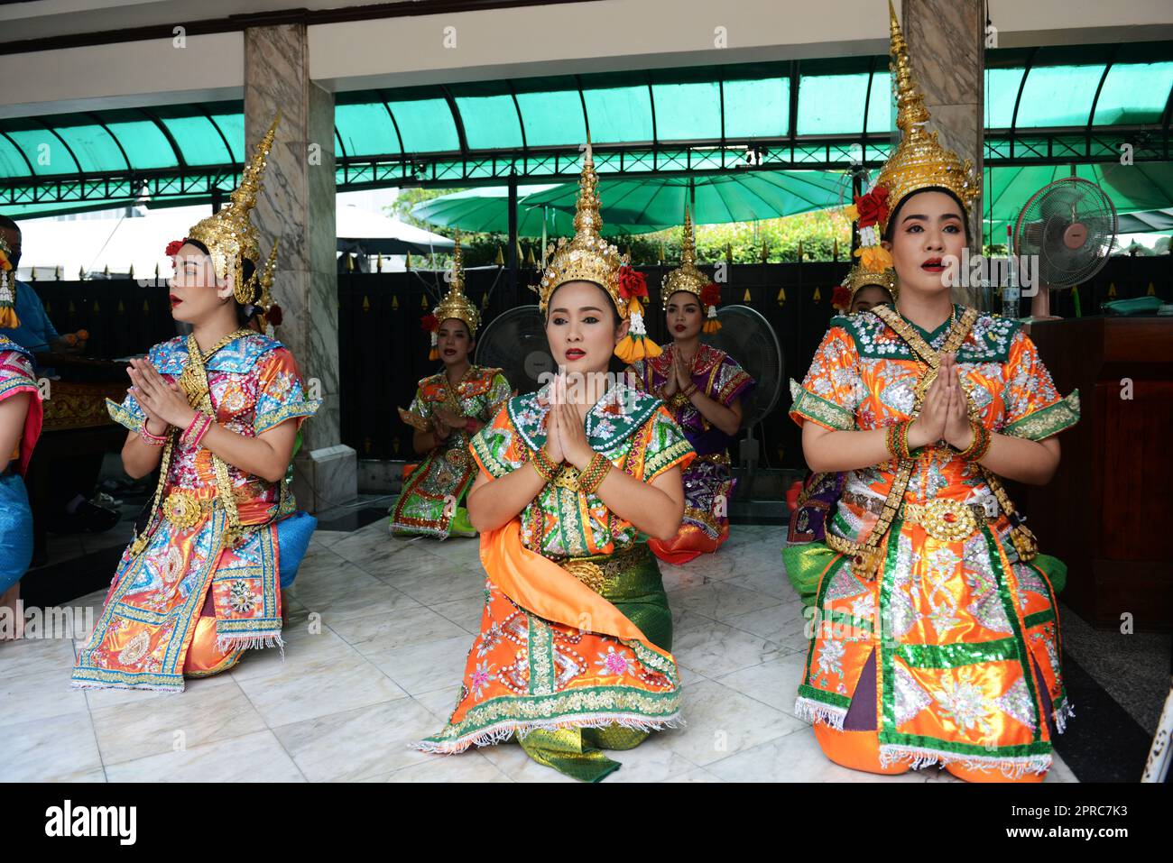 Thailändische Tänzer treten am Erawan-Schrein im Zentrum von Bangkok, Thailand, vor. Stockfoto