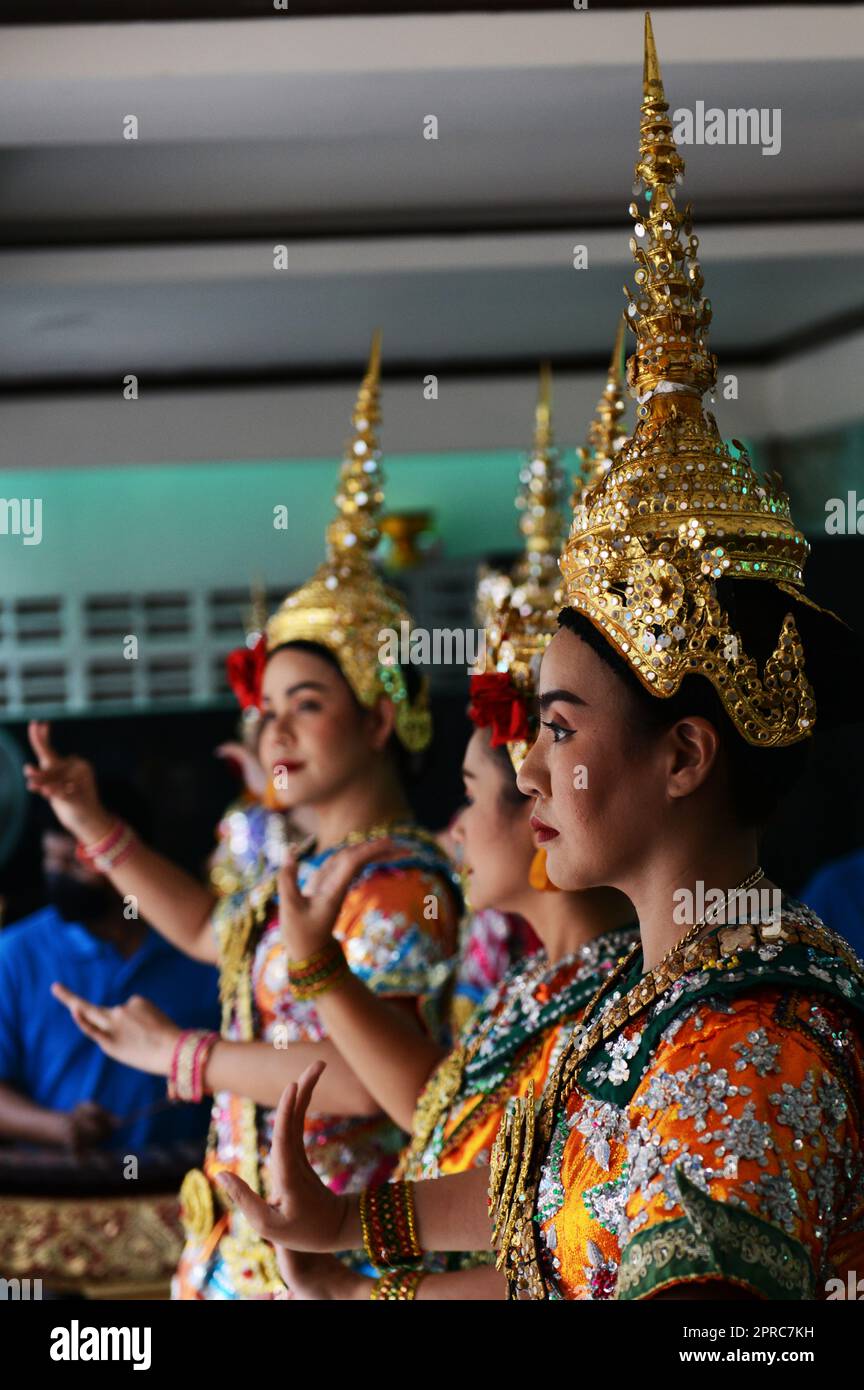 Thailändische Tänzer treten am Erawan-Schrein im Zentrum von Bangkok, Thailand, vor. Stockfoto