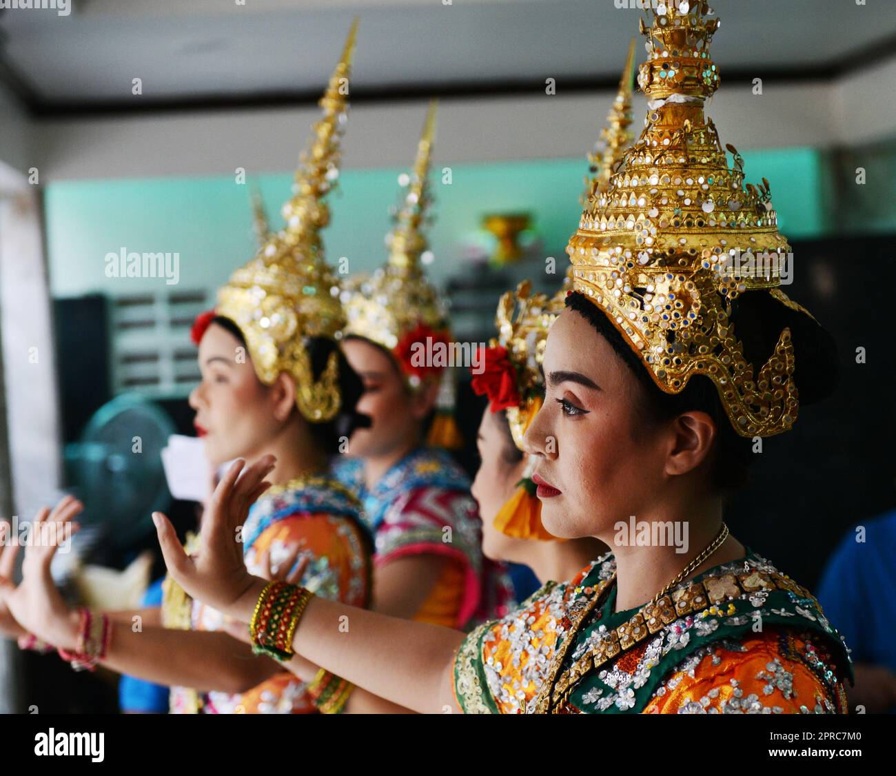 Thailändische Tänzer treten am Erawan-Schrein im Zentrum von Bangkok, Thailand, vor. Stockfoto