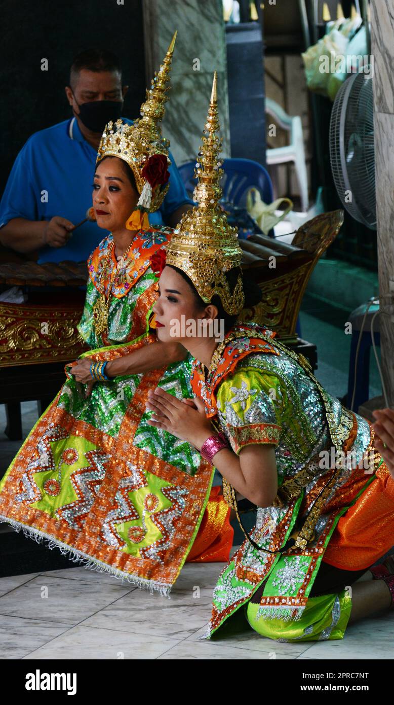 Thailändische Tänzer treten am Erawan-Schrein im Zentrum von Bangkok, Thailand, vor. Stockfoto