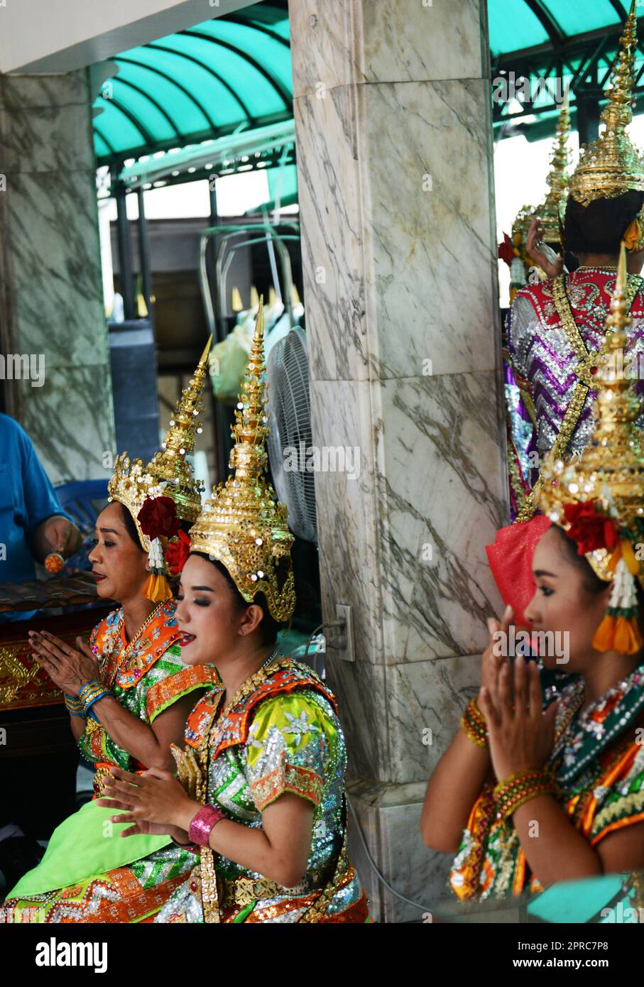Thailändische Tänzer treten am Erawan-Schrein im Zentrum von Bangkok, Thailand, vor. Stockfoto