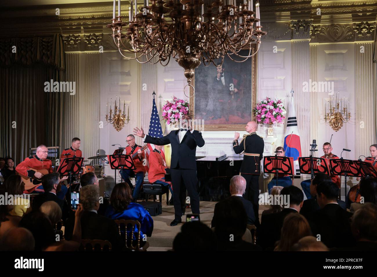 Washington, Usa. 26. April 2023. Der Broadway-Star Norm Lewis und das „The President's Own“ United States Marine Band Chamber Orchestra und die Trompeten der United States Army Band Herald treten während der USA auf Präsident Joe Biden trinkt während des Staatsessens auf Präsident Yoon Suk-Yeol der Republik Korea, der von den USA veranstaltet wird Präsident Joe Biden hielt am 26. April 2023 im East Room des Weißen Hauses in Washington DC. (Foto von Oliver Contreras/Pool/ABACAPRESS.COM) Kredit: Abaca Press/Alamy Live News Stockfoto