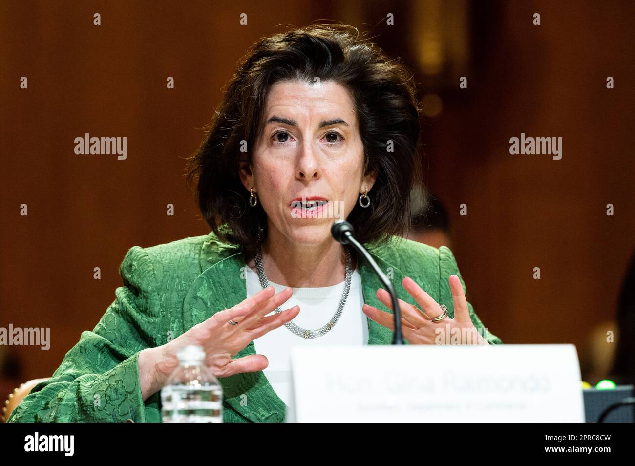 Washington, Usa. 26. April 2023. USA Handelsministerin Gina Raimondo spricht bei einer Anhörung des Senate Appropriations Committee SubCommittee on Commerce, Justice, Science and Related Agencies Committee im US-Kapitol. Kredit: SOPA Images Limited/Alamy Live News Stockfoto