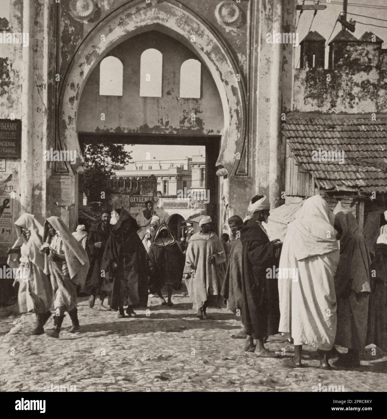 Bab-el-Faes oder Outer Town Gate zwischen der Main Street und dem Outer Market, Tanger, Marokko. 1908 Stockfoto