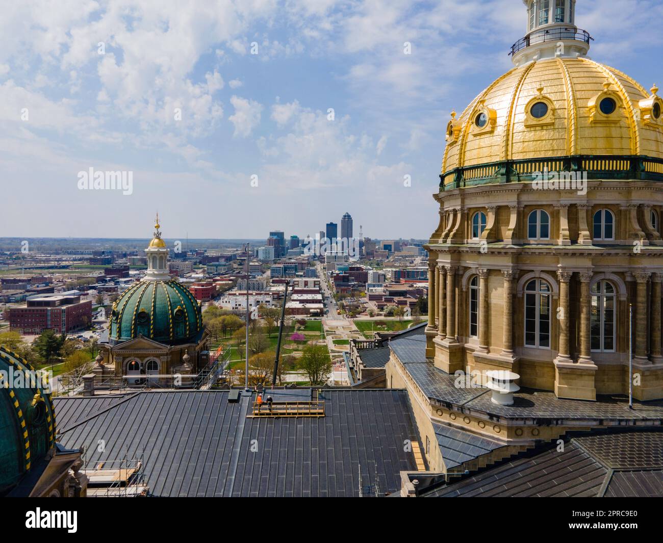 Luftaufnahme des State Capitol Complex in des Moines, Iowa, USA an einem wunderschönen Frühlingstag. Stockfoto