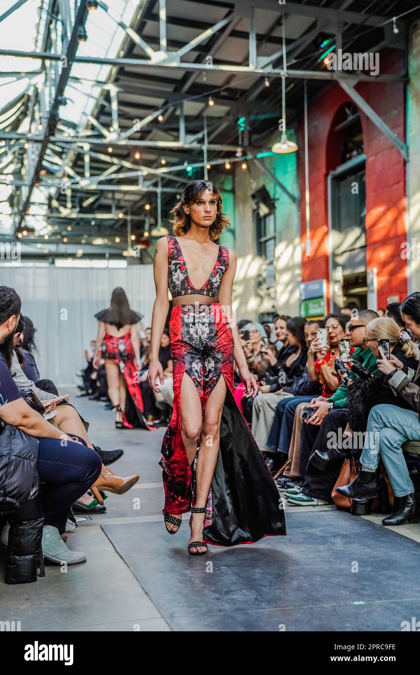 Männliches Kreuzkleid auf der Laufbahn als Model in einem Kleid mit hohen Absätzen Stockfoto