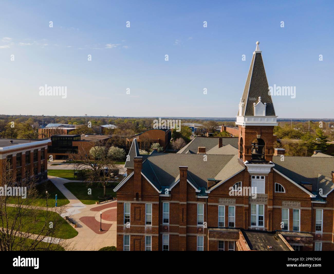 Der Alte Main. Luftaufnahme der Drake University an einem wunderschönen Frühlingsabend. Des Moines, Iowa, USA. Stockfoto