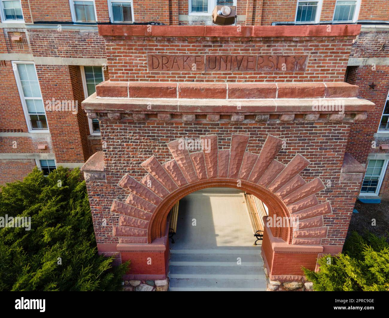 Der Alte Main. Luftaufnahme der Drake University an einem wunderschönen Frühlingsabend. Des Moines, Iowa, USA. Stockfoto