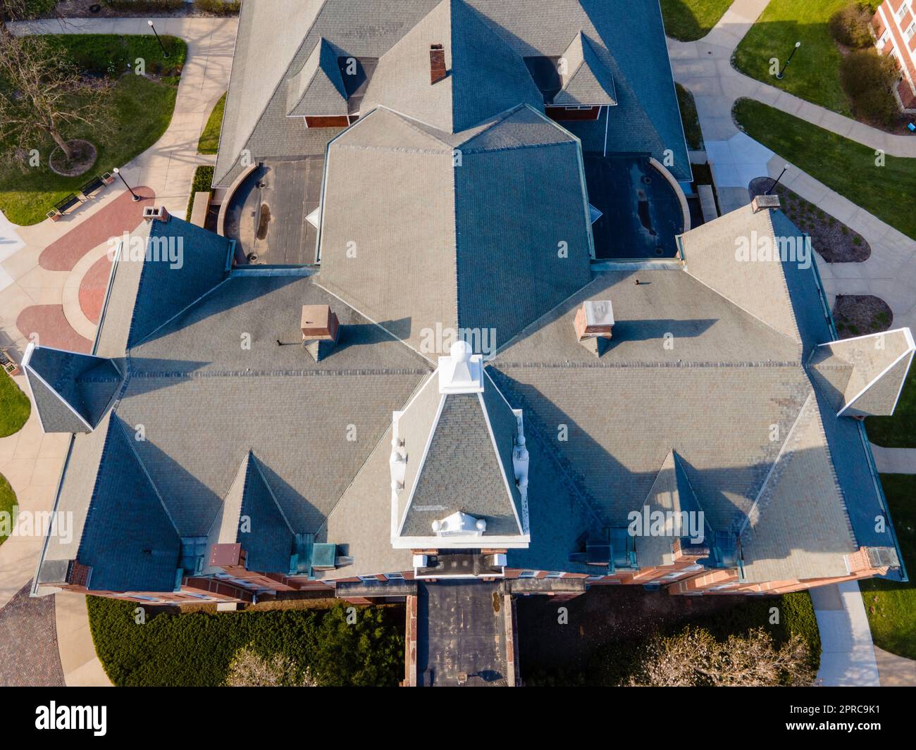Der Alte Main. Luftaufnahme der Drake University an einem wunderschönen Frühlingsabend. Des Moines, Iowa, USA. Stockfoto