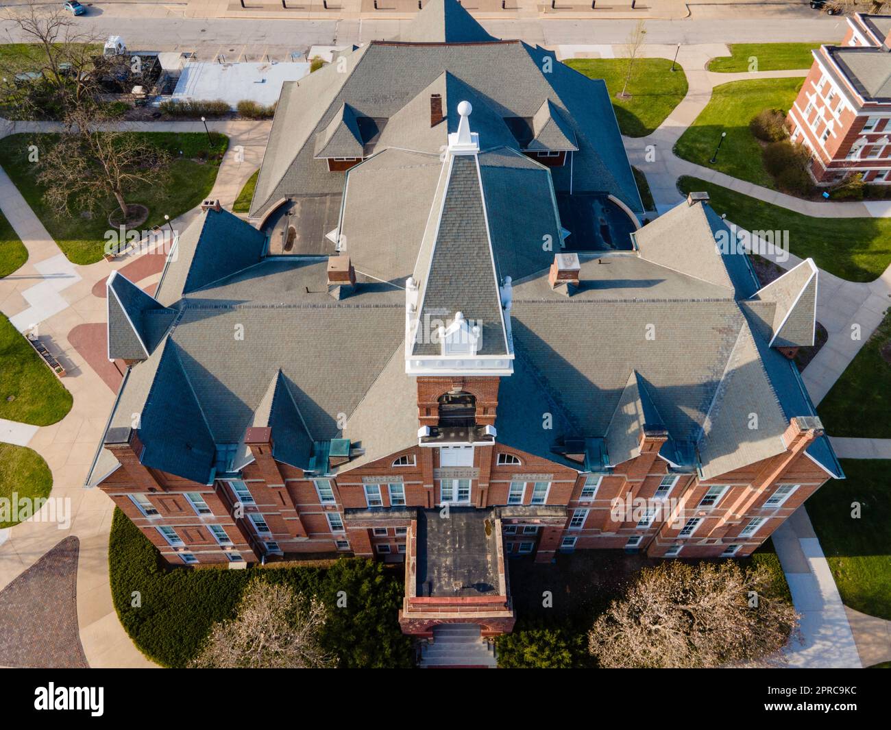 Der Alte Main. Luftaufnahme der Drake University an einem wunderschönen Frühlingsabend. Des Moines, Iowa, USA. Stockfoto