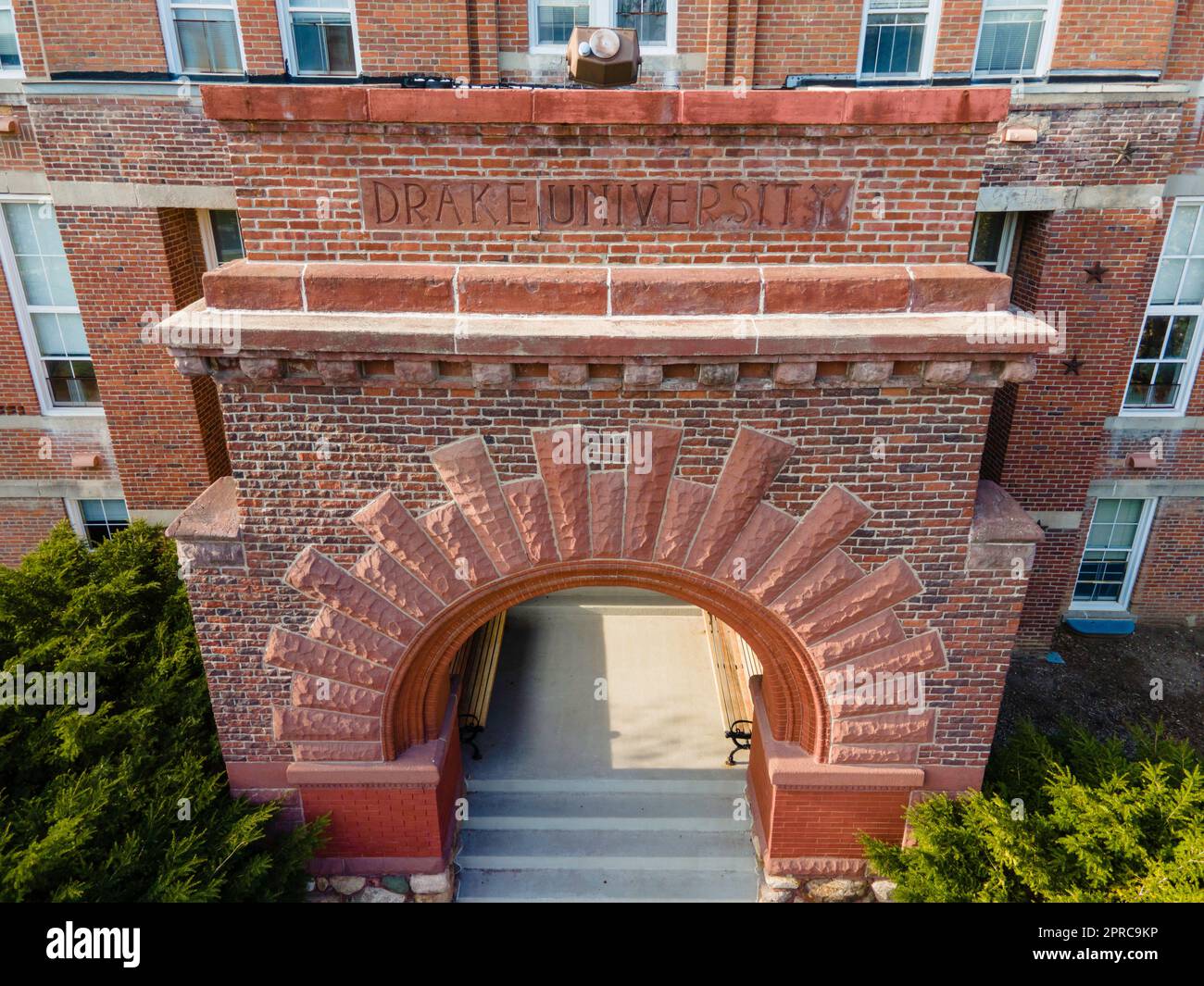 Der Alte Main. Luftaufnahme der Drake University an einem wunderschönen Frühlingsabend. Des Moines, Iowa, USA. Stockfoto